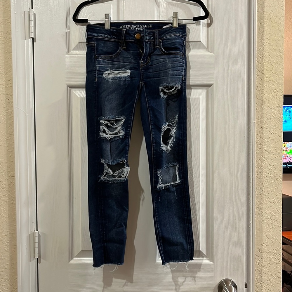 American Eagle super stretch low rise ripped skinny jeans size 2 runs small